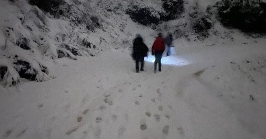 Kar bastırınca arabalarıyla mahsur kaldılar