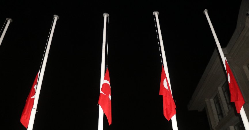 Kocaeli'de Türk Bayrağı yarıya indirildi