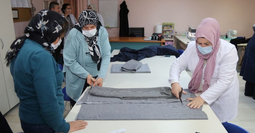 Gölcüklü anneler, depremzedeleri ısıtmak için üretiyor