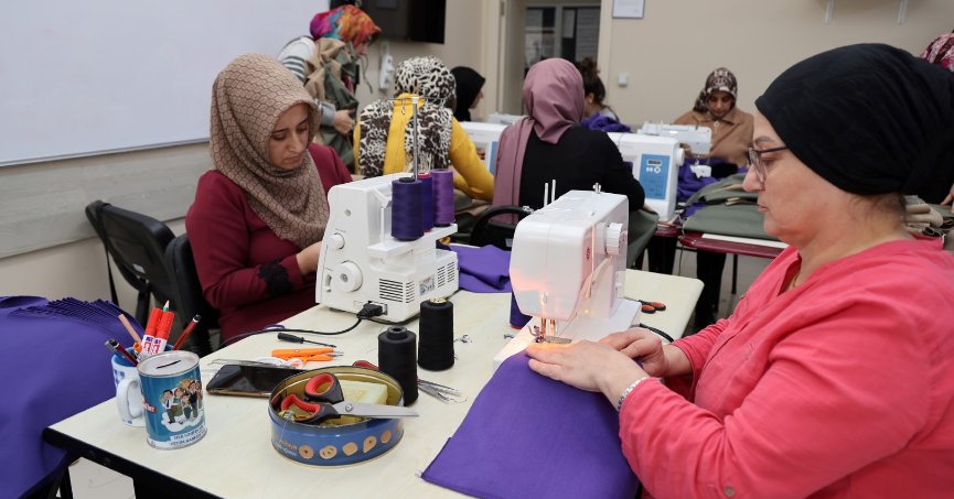 KO-MEK kursiyerleri kışlık kıyafetler dikti