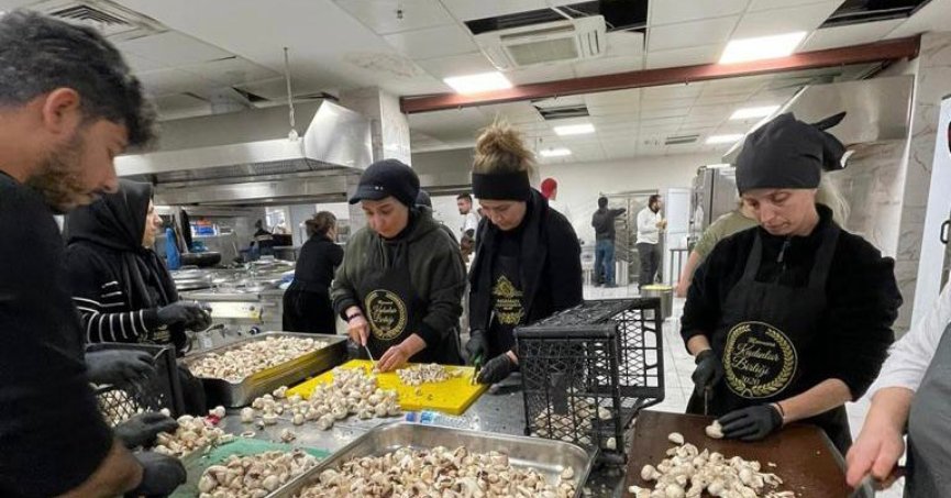 Depremzedeler için yemek pişirdiler