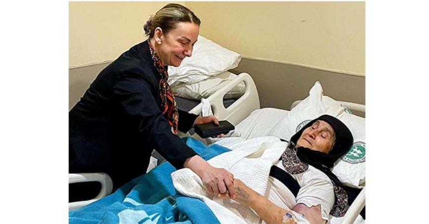 Zeybek depremzedeleri hastanede ziyaret etti