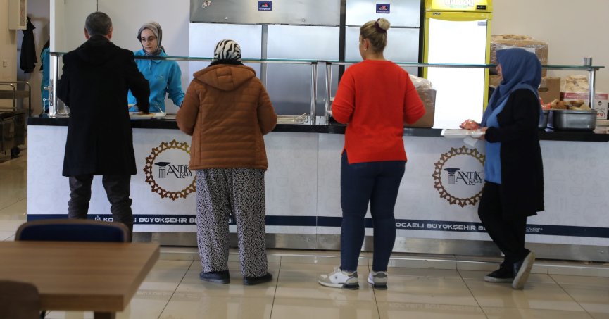 230 kişi kamplarda misafir ediliyor