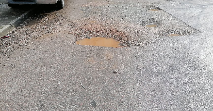 Çukurların olduğu nokta asfaltlanmalı