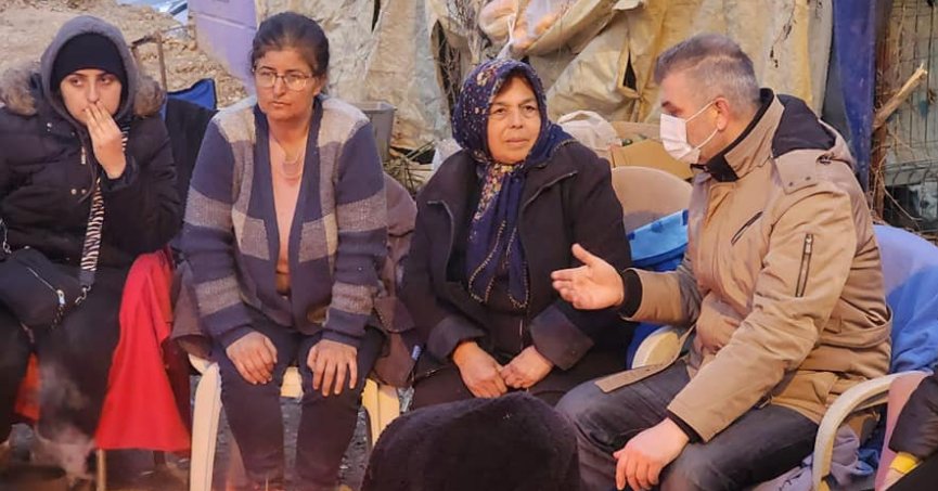 Sezer, depremzedelerin taleplerini dinledi