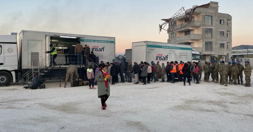 Büyükşehir’den yüzbinlerce kişiye sıcak yemek ikramı