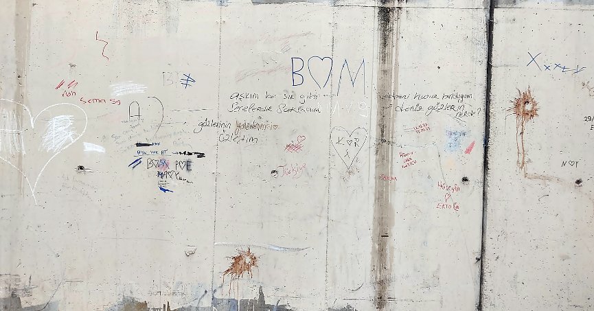 Duvar yazılarına boyama gerekiyor