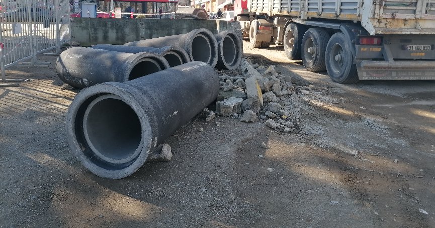 Altyapı boruları deplase ediliyor