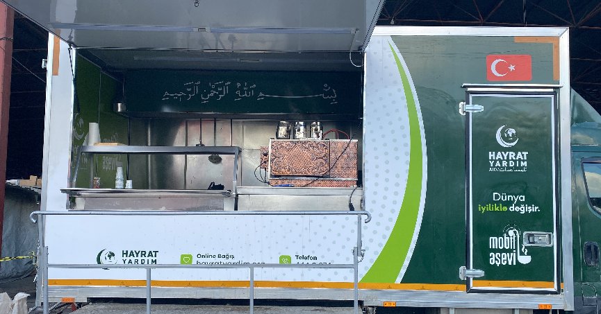 Her gün binlerce kişiye sıcak yemek veriyorlar