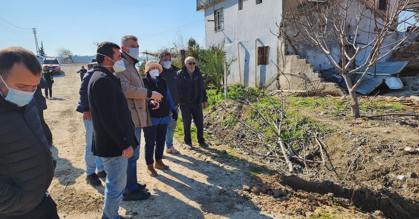 Depremde telef olan hayvanlar gömüldü