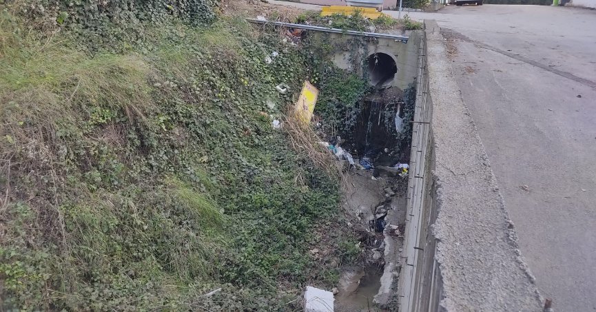 Dereye atılan çöpler tepki çekiyor