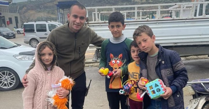 Ekipler, depremzede  çocukları unutmadı