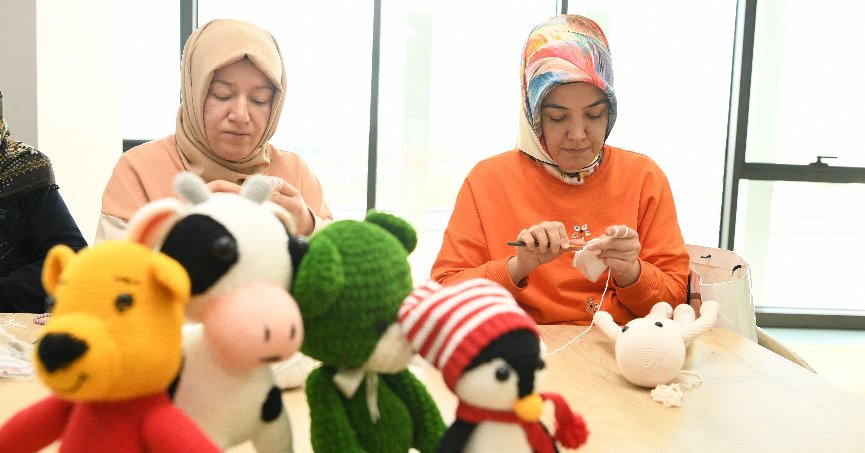 Depremzede çocuklar  için örgü örüyorlar