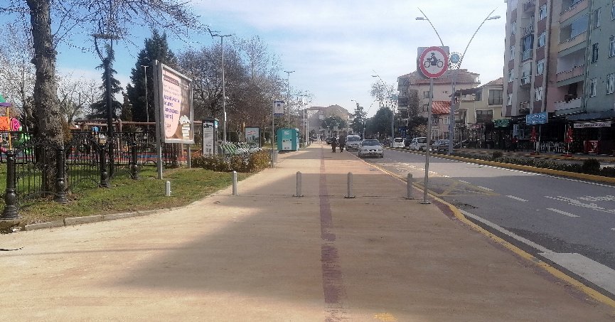 Kaldırım girişine bisiklet  yolu tabelası konuldu