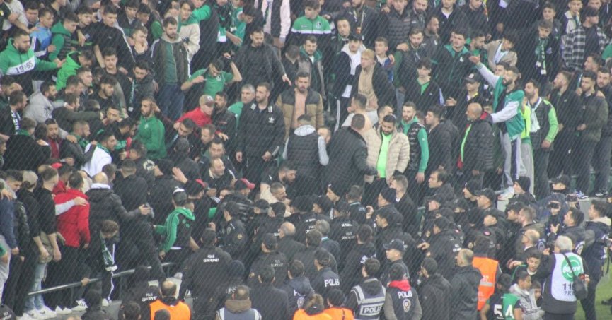 Sakaryaspor tribünde gerginlikler yaşandı 