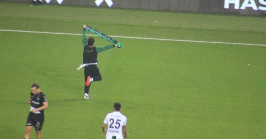 Tribünleri karıştıran Sakaryasporlu özür diledi