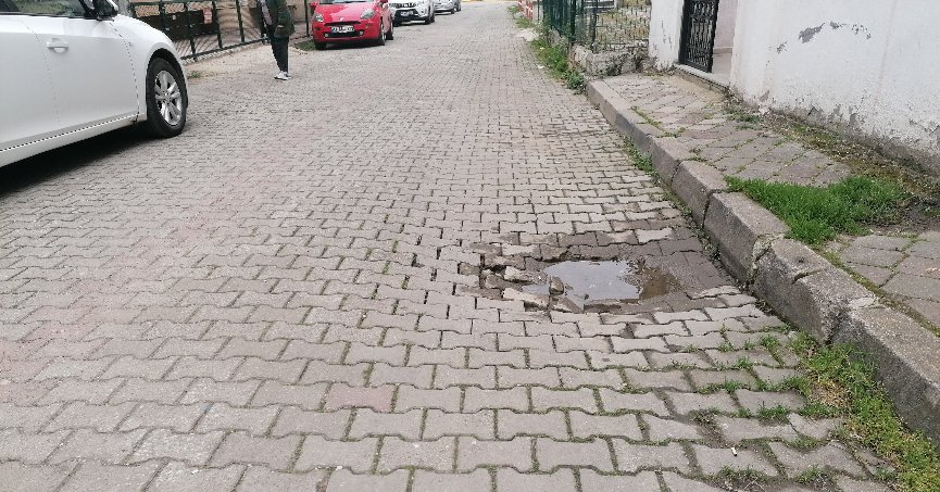 Derinleşen çukura bakım gerekli