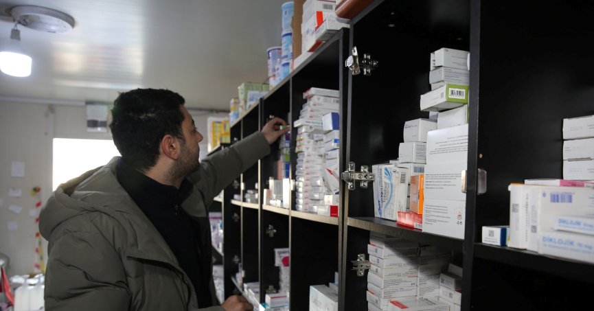 Defne’deki çadır kentte sahra eczanesi