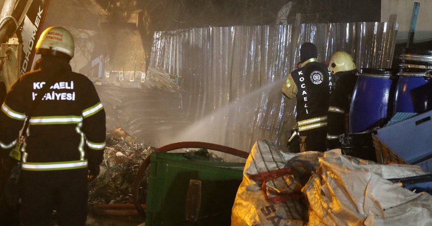 Geri dönüşüm deposunda yangın