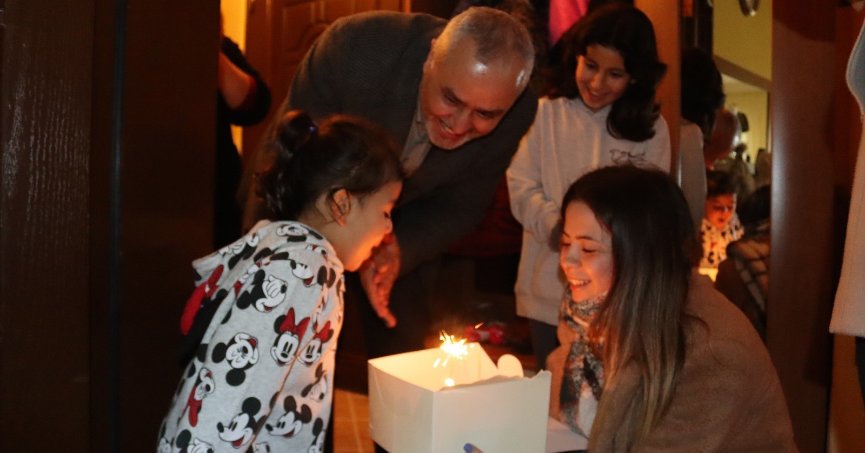 Depremzede miniğe doğum günü sürprizi