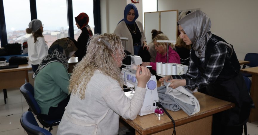 Depremzedeler için  eşofman üretiyorlar