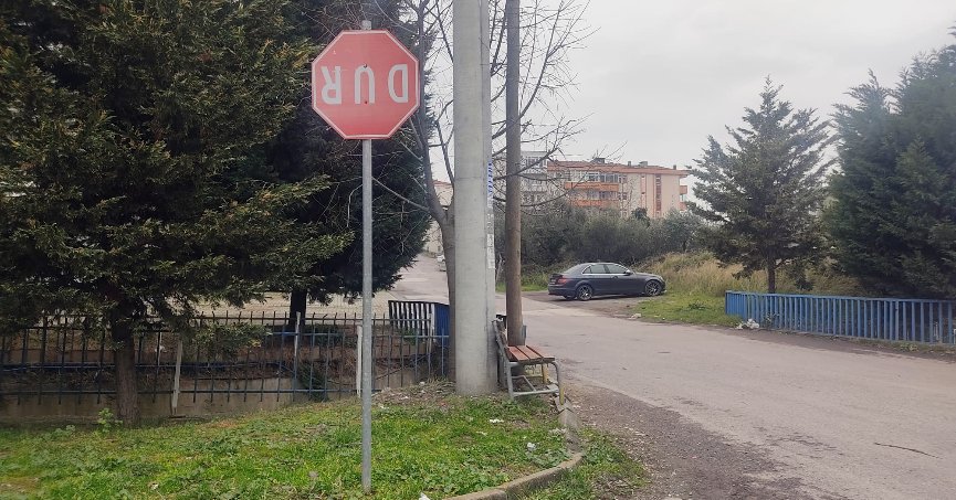 Ters duran tabela  dikkat çekiyor