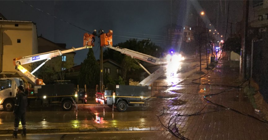 Dorsesi açılan kamyon elektrik tellerini devirdi