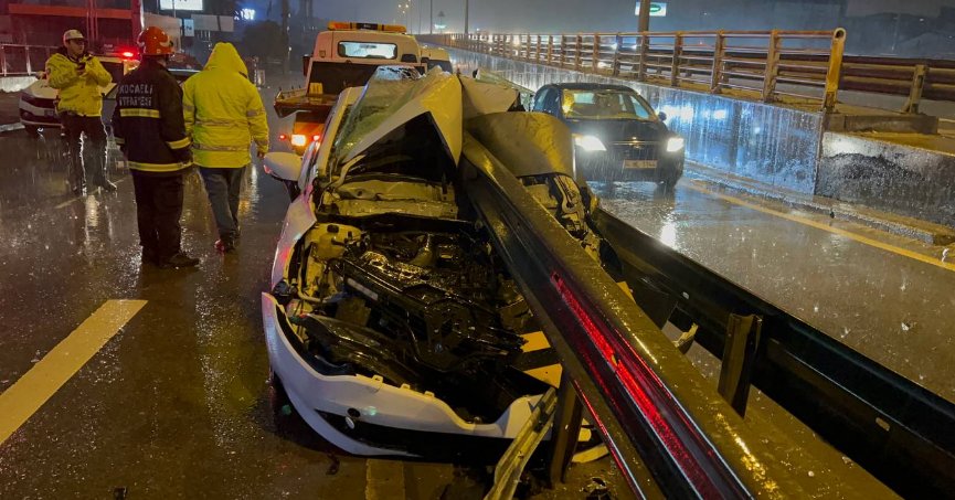 Bariyere saplanan aracın sürücüsü yaralandı