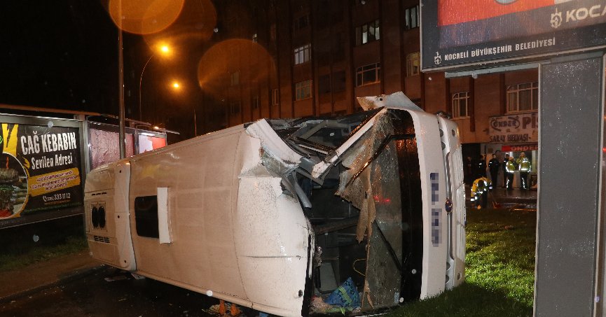 Servis midibüsü devrildi: 1 yaralı