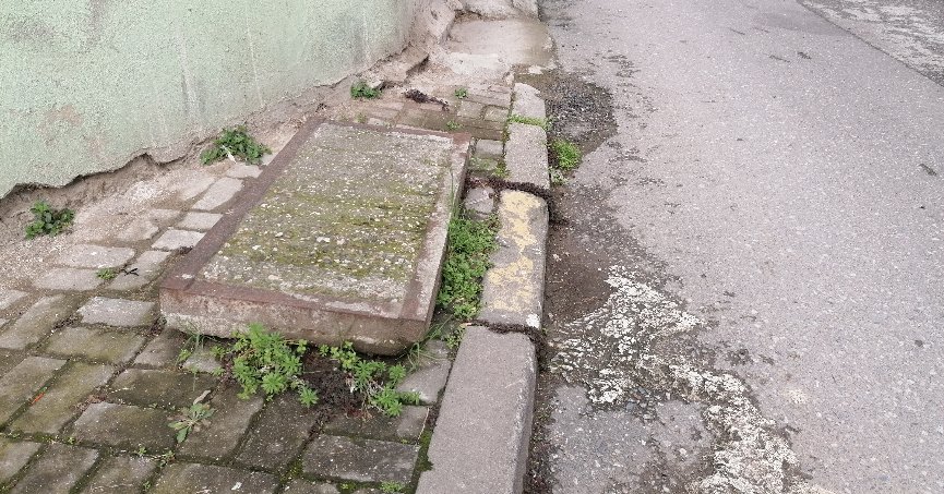 Kaldırımdaki kapağa düzenleme gerekli