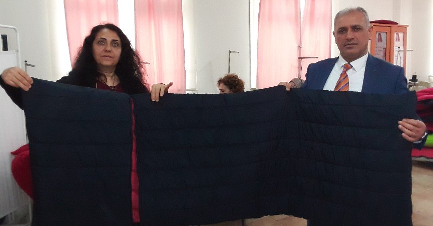 Depremzedeler için uyku tulumu üretiyorlar