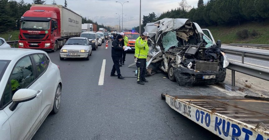 Tıra arkadan çarpan panelvan hurdaya döndü