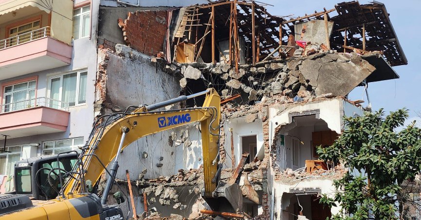 Patlamada ağır hasar alan  binanın yıkımı tamamlandı