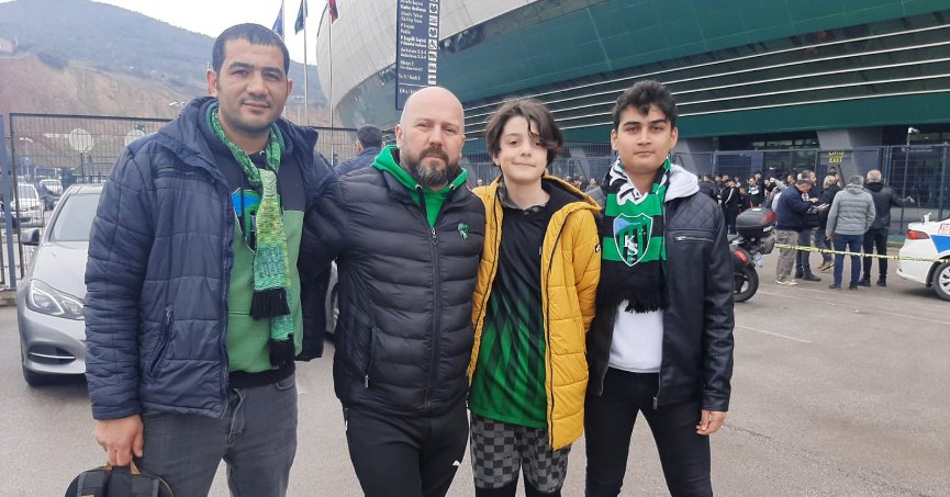 Depremzedeler maçı izledi