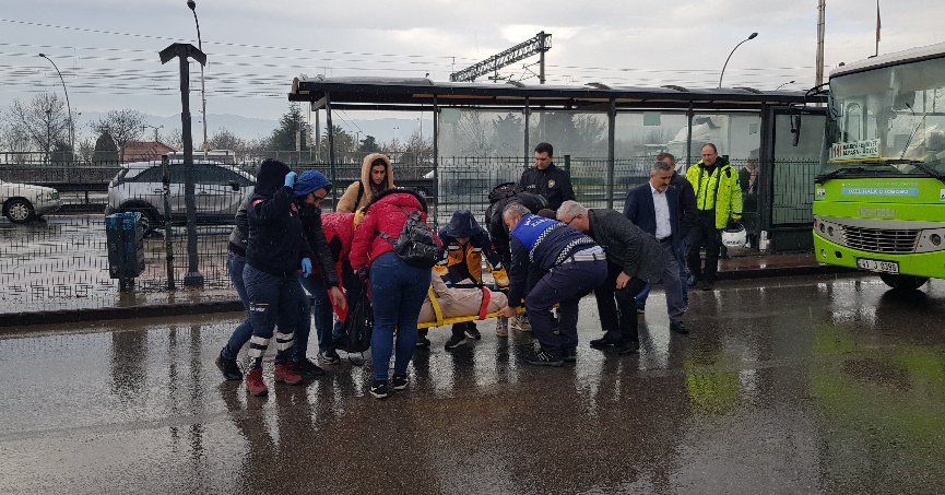 Halk otobüsünün çarptığı kadın yaralandı