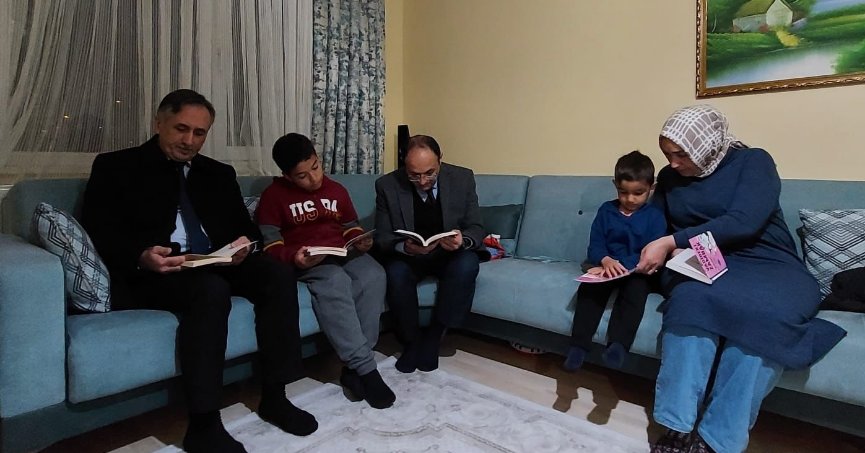 Çocuklar aileleri ile kitap okuyor