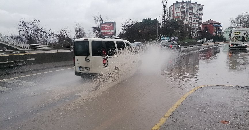 Biriken yağmur suları kaldırıma sıçrıyor