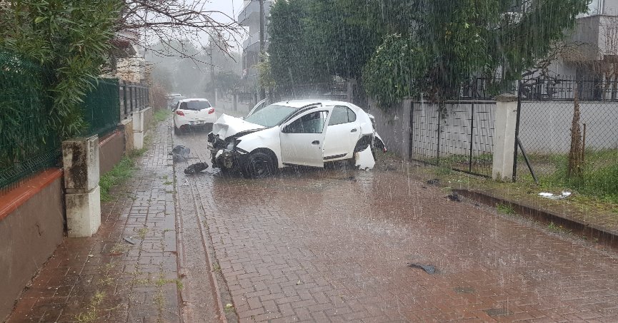 Polisten kaçanlar, ekip otosuyla çarpıştı: 1 yaralı