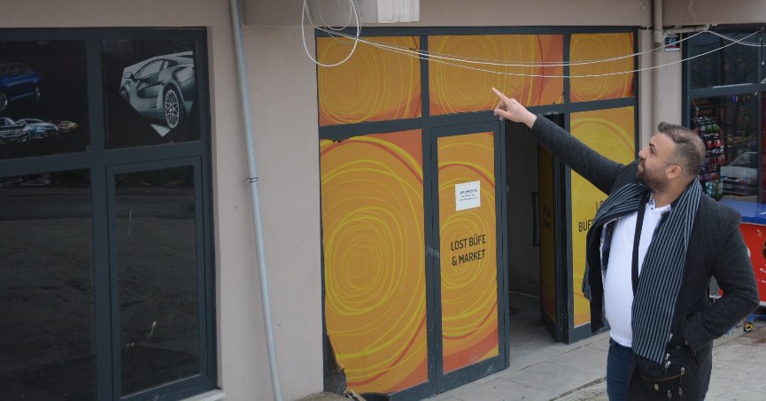 Lodosun devirdiği tabelalardan canını son anda kurtardı