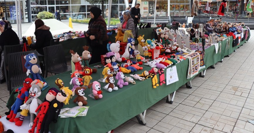 Depremzedeler için stant açtılar