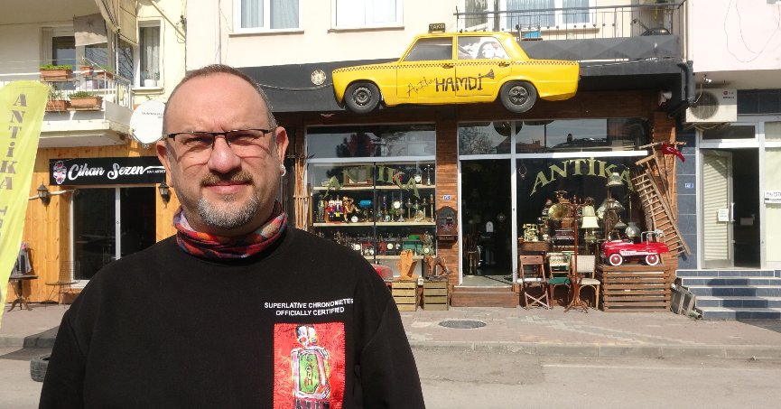 Nostaljik otomobilden dükkanına tabela yaptı