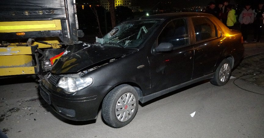 Otomobil tıra çarptı: 1’i çocuk 2 yaralı