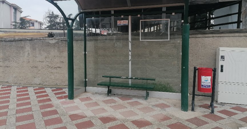 Durağın eksik camı yerine takılmalı