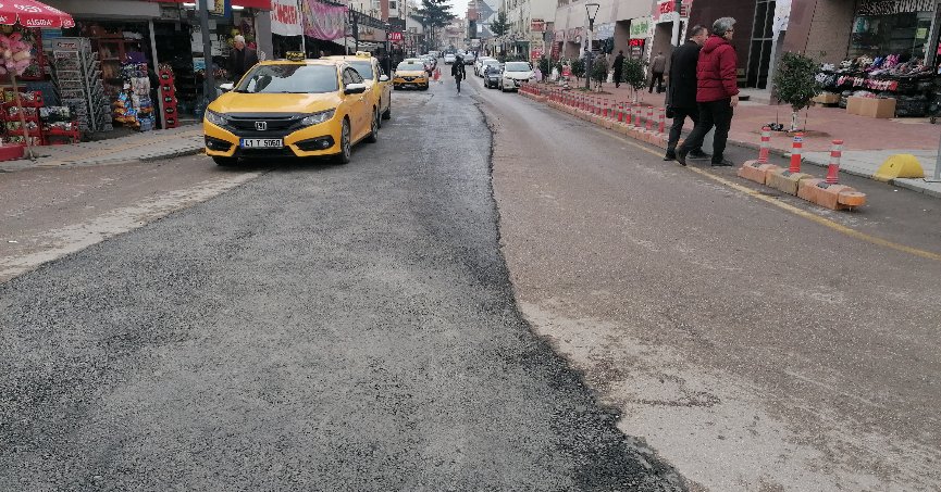 Bozulan yol asfalt yama ile yenilendi