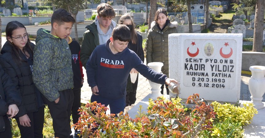 Getirdikleri toprağı şehit  mezarlarıyla buluşturdular