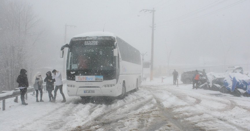 Kar aniden bastırınca  araçlar zirveye çıkamadı