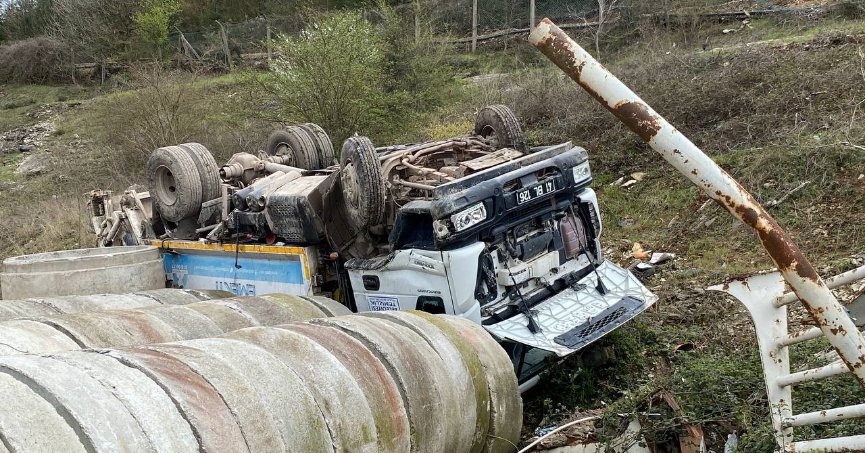 Çöp toplama aracı takla attı: 2 yaralı