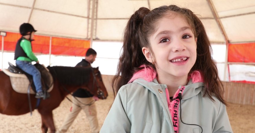 Çocuklara ücretsiz  at biniş eğitimi