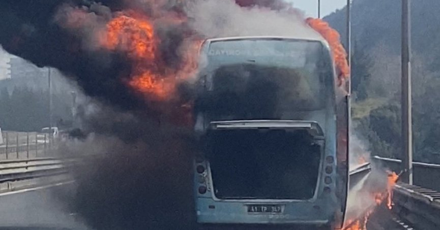 TEM’de minibüs alev topuna döndü