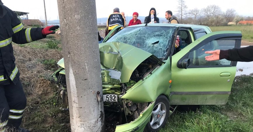 Otomobil direğe çarptı: 4 yaralı